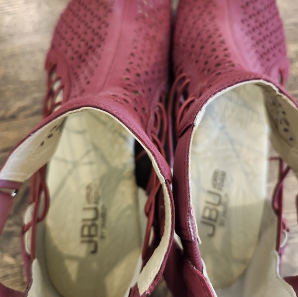 JBU Nelly Women's Red Perforated Peep-Toe Wedge Sandals Size 10 - Picture 4 of 9